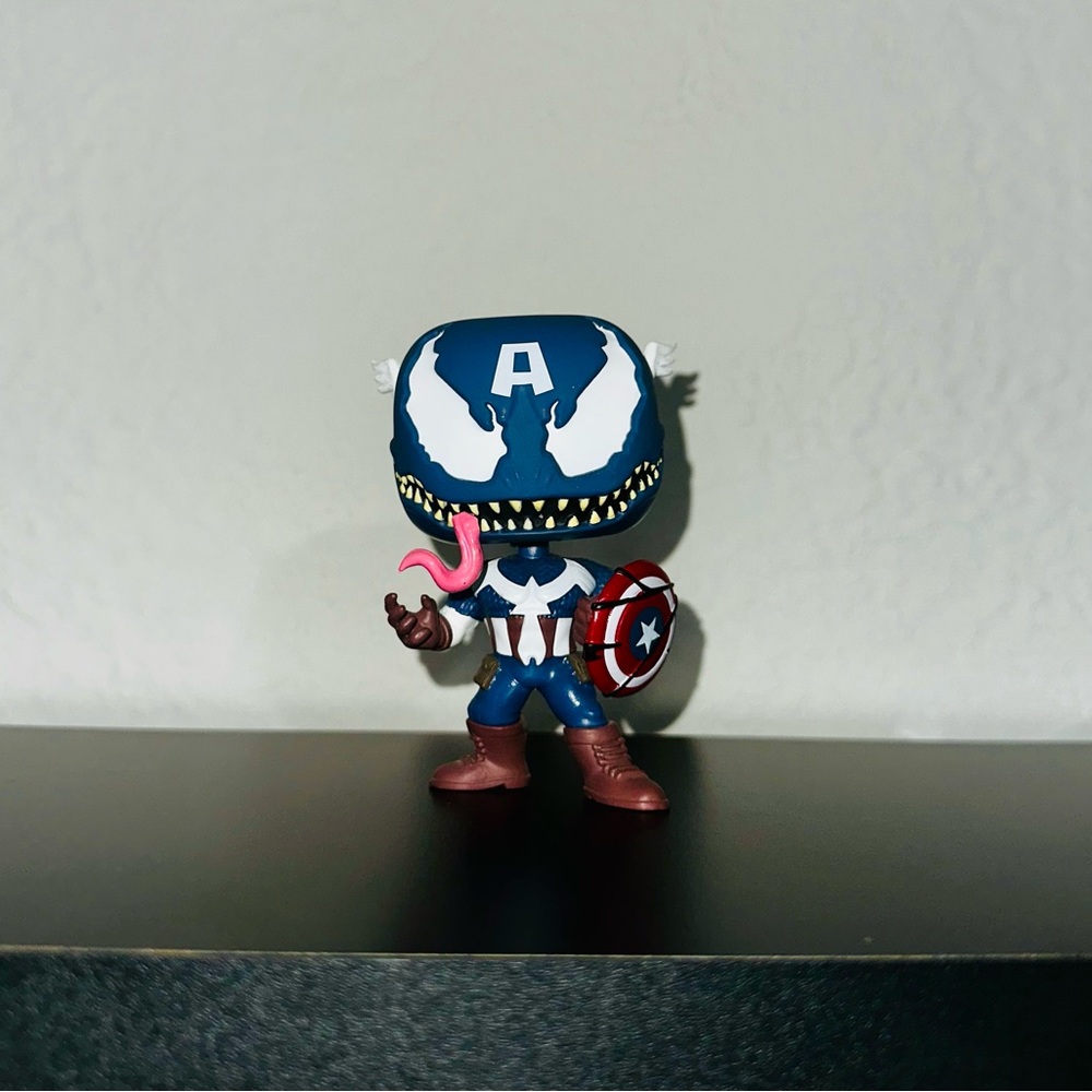 Funko Pop! Marvel Venom - Captain America